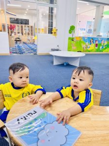 Khi nào nên cho con đi học mầm non – trẻ 2 tuổi trong lớp học
