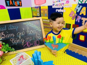 Khi nào nên cho con đi học mầm non – trẻ 2 tuổi trong lớp học