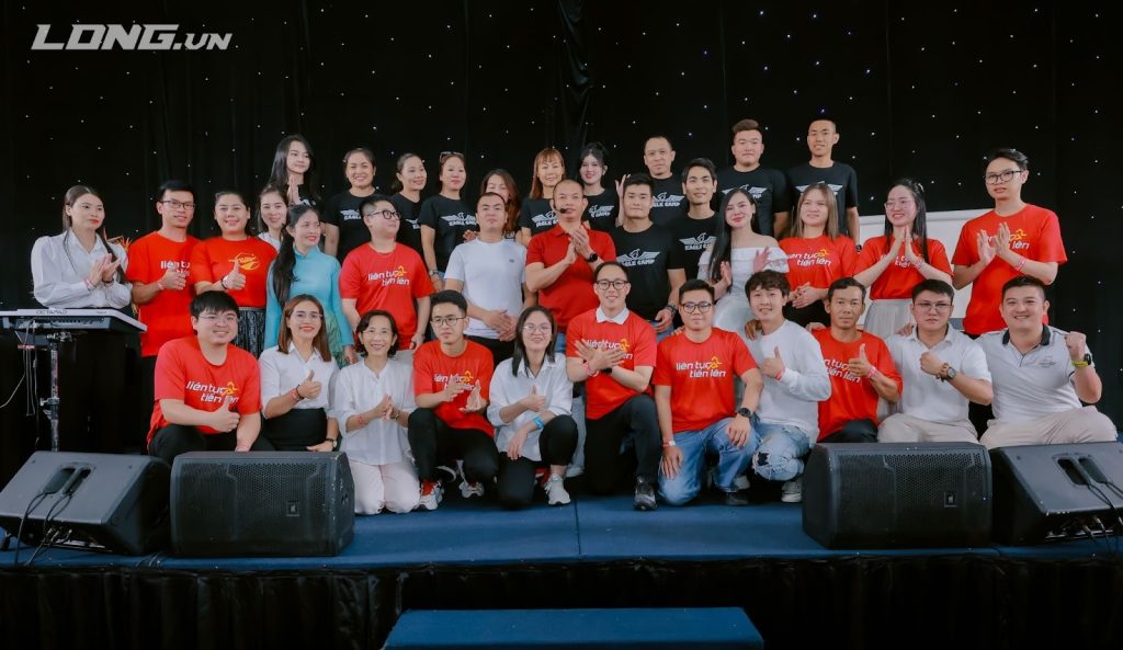 Nguyễn Mạnh Dương - Chụp ảnh cùng thầy Phạm Thành Long