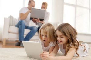 trẻ nghiện màn hình trong 9 ngày nghỉ Tết
