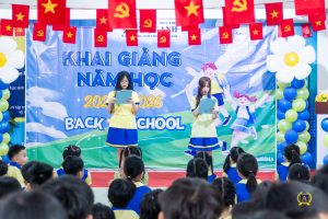 học sinh thuyết trình trong trường quốc tế